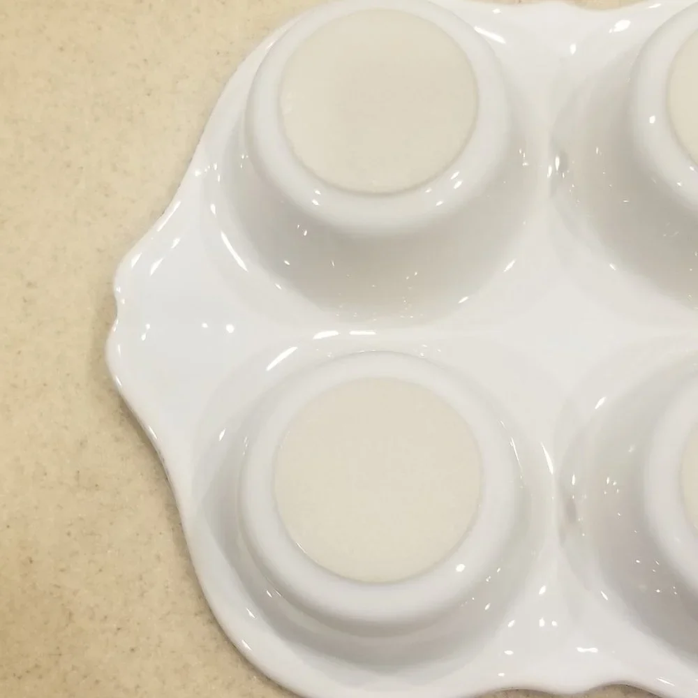 RARE JULISKA WHITE BERRY & THREAD CERAMIC CUPCAKE MUFFIN PAN BAKING COOKING DISH